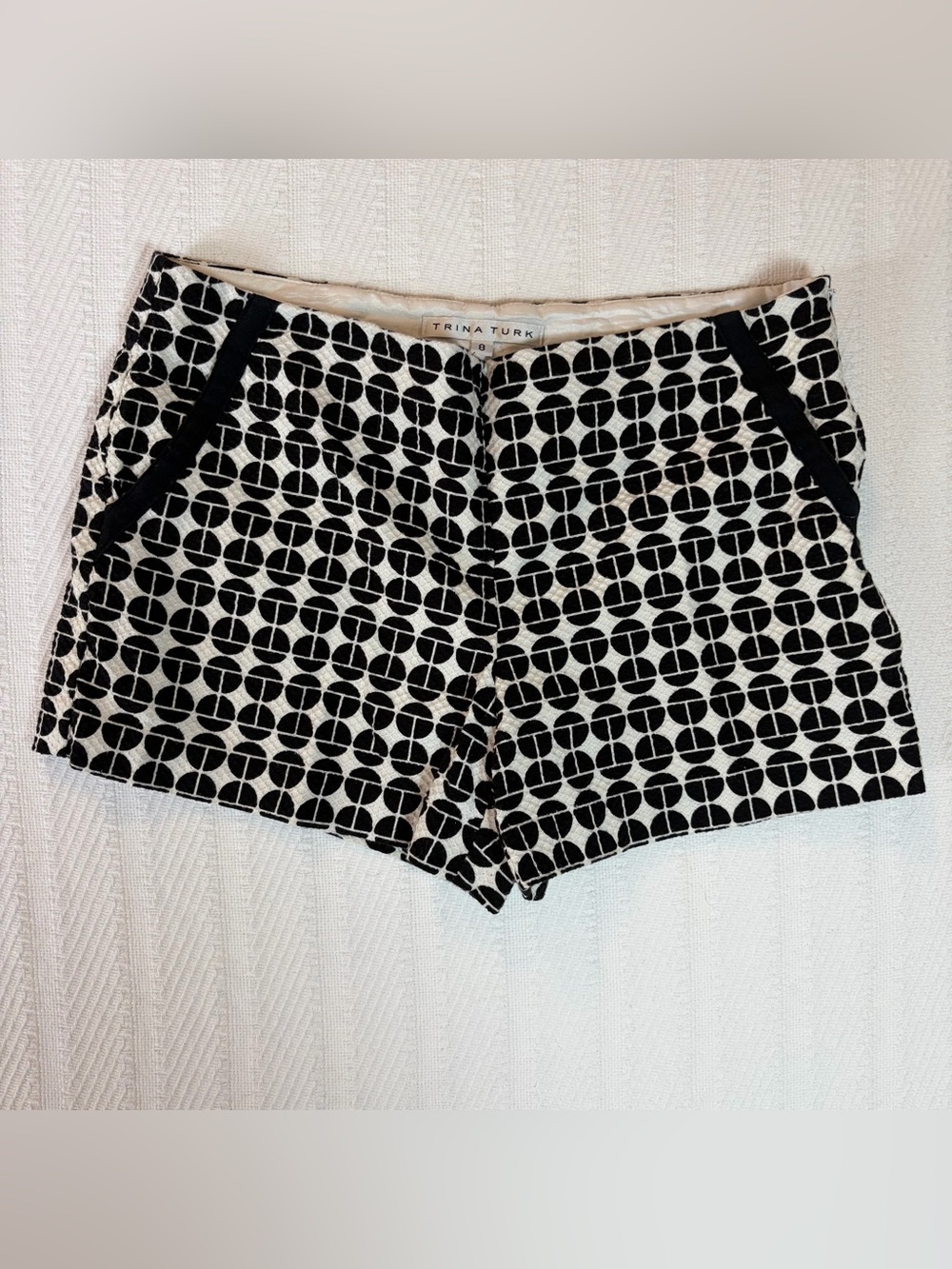 Trina Turk Women’s Shorts 8 Geometric Black/White 3-Inch Inseam Cotton Side Zip